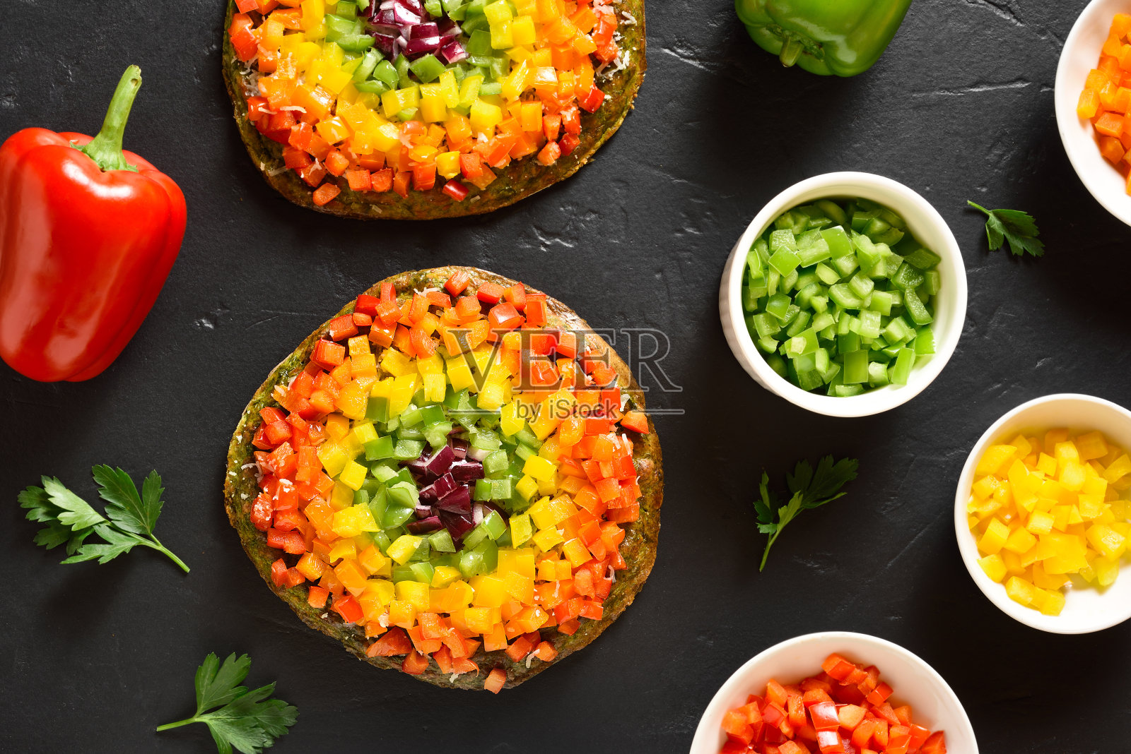 彩虹蔬菜甜椒披萨照片摄影图片