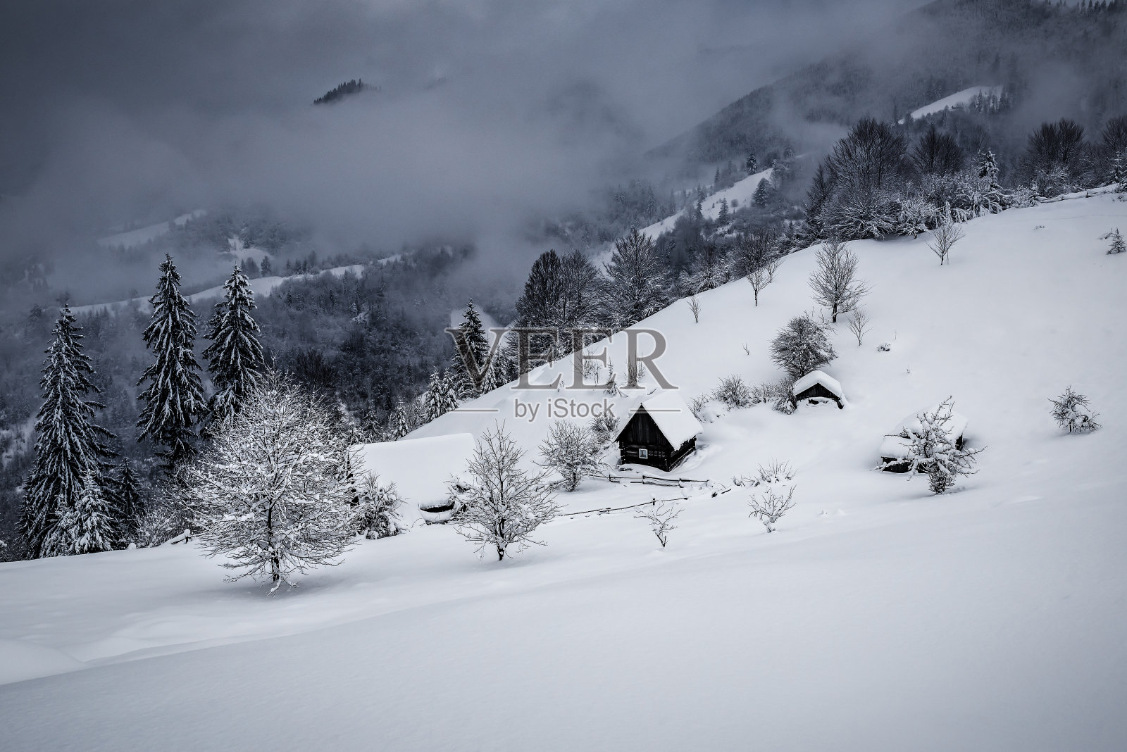 山村在冬季的山区照片摄影图片