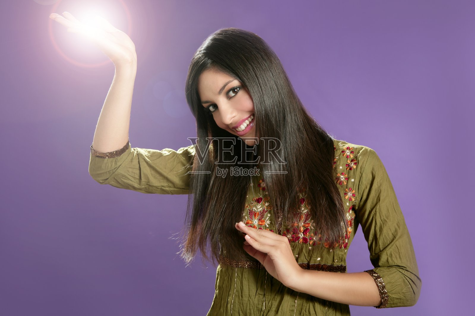 美丽的印度年轻黑发女人摆姿势照片摄影图片