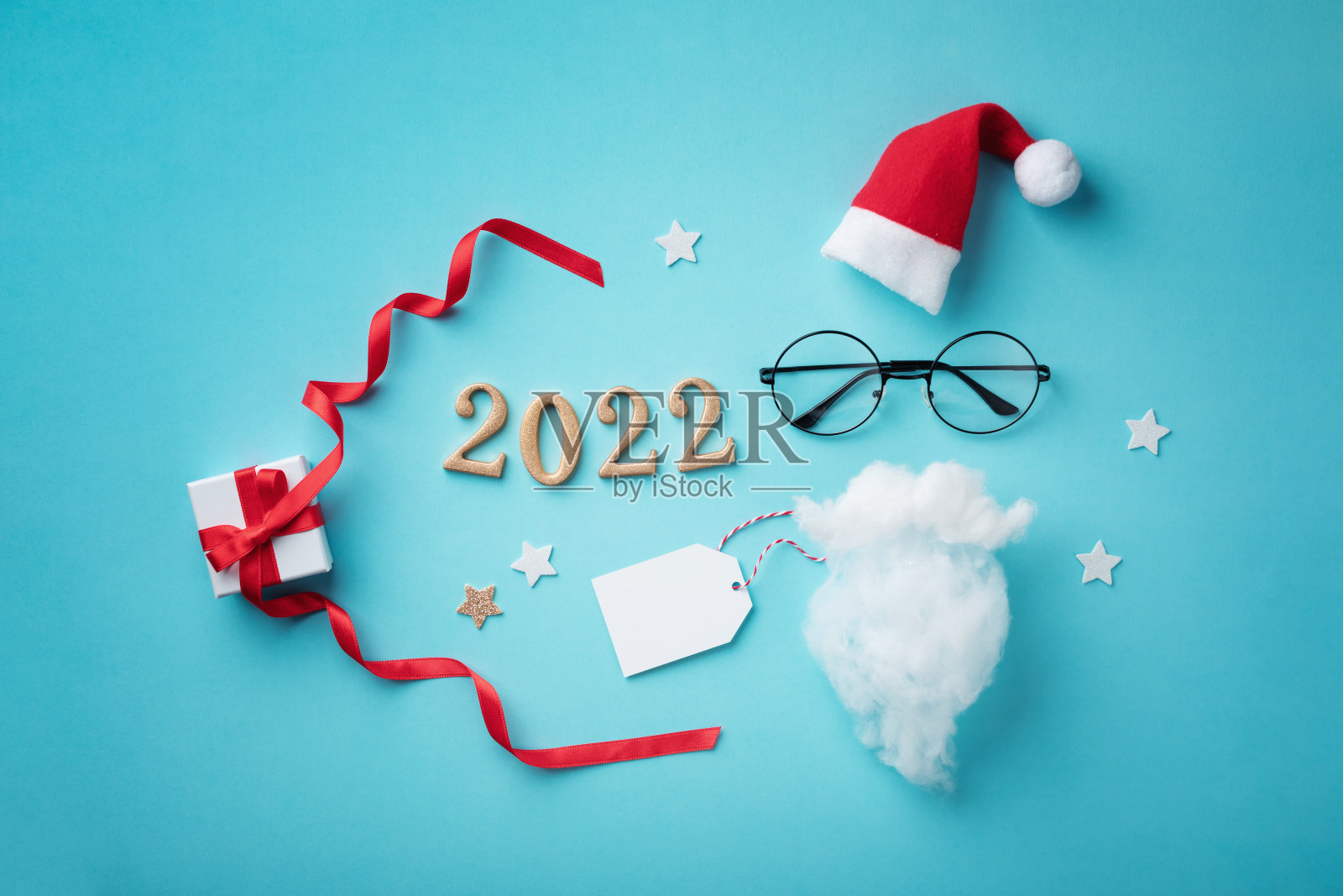 2022年新年快乐。创意圣诞老人与帽子，胡子和眼镜和礼物或礼物。平的。照片摄影图片