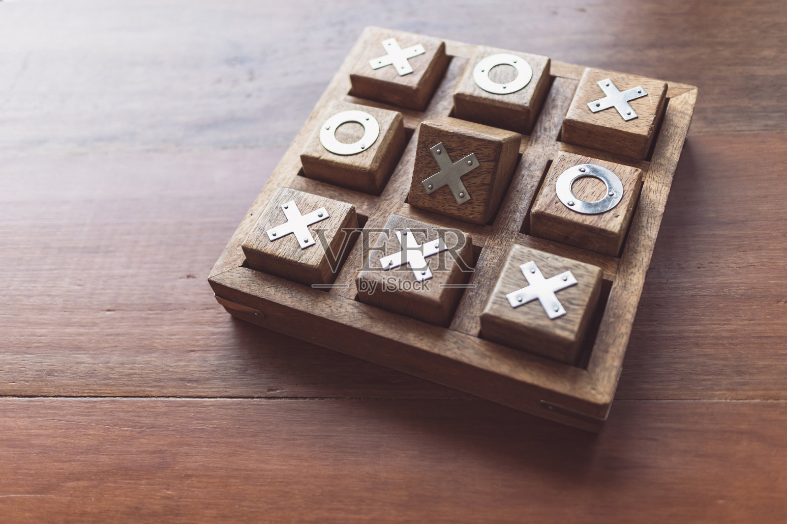 复古的Tac Toe木制棋盘游戏在木制桌面与选择性聚焦照片摄影图片