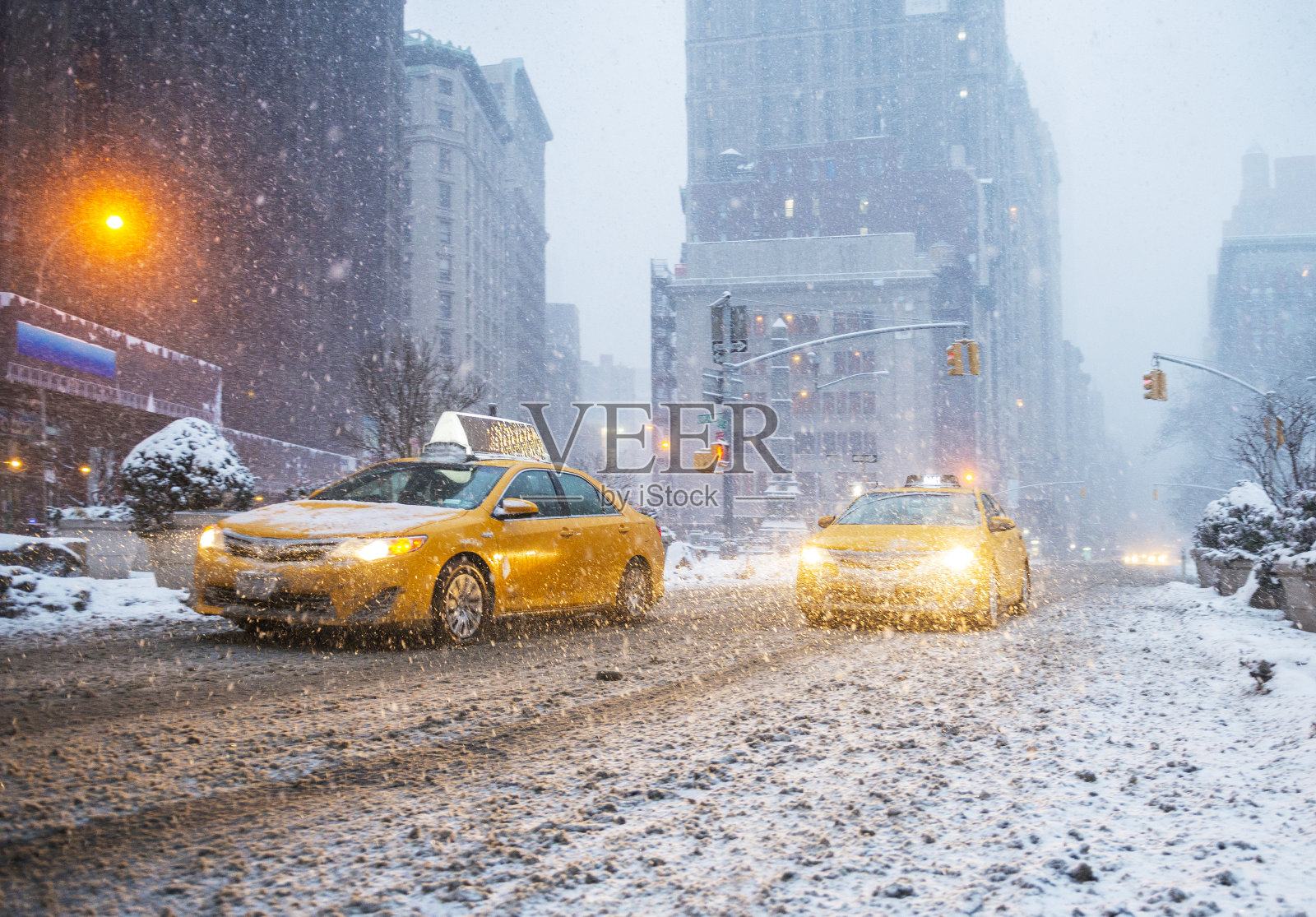 在美国纽约市，黄色的出租车在大雪中行驶照片摄影图片