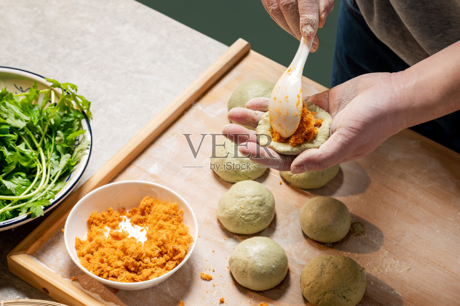 制作中式传统小吃青团照片摄影图片