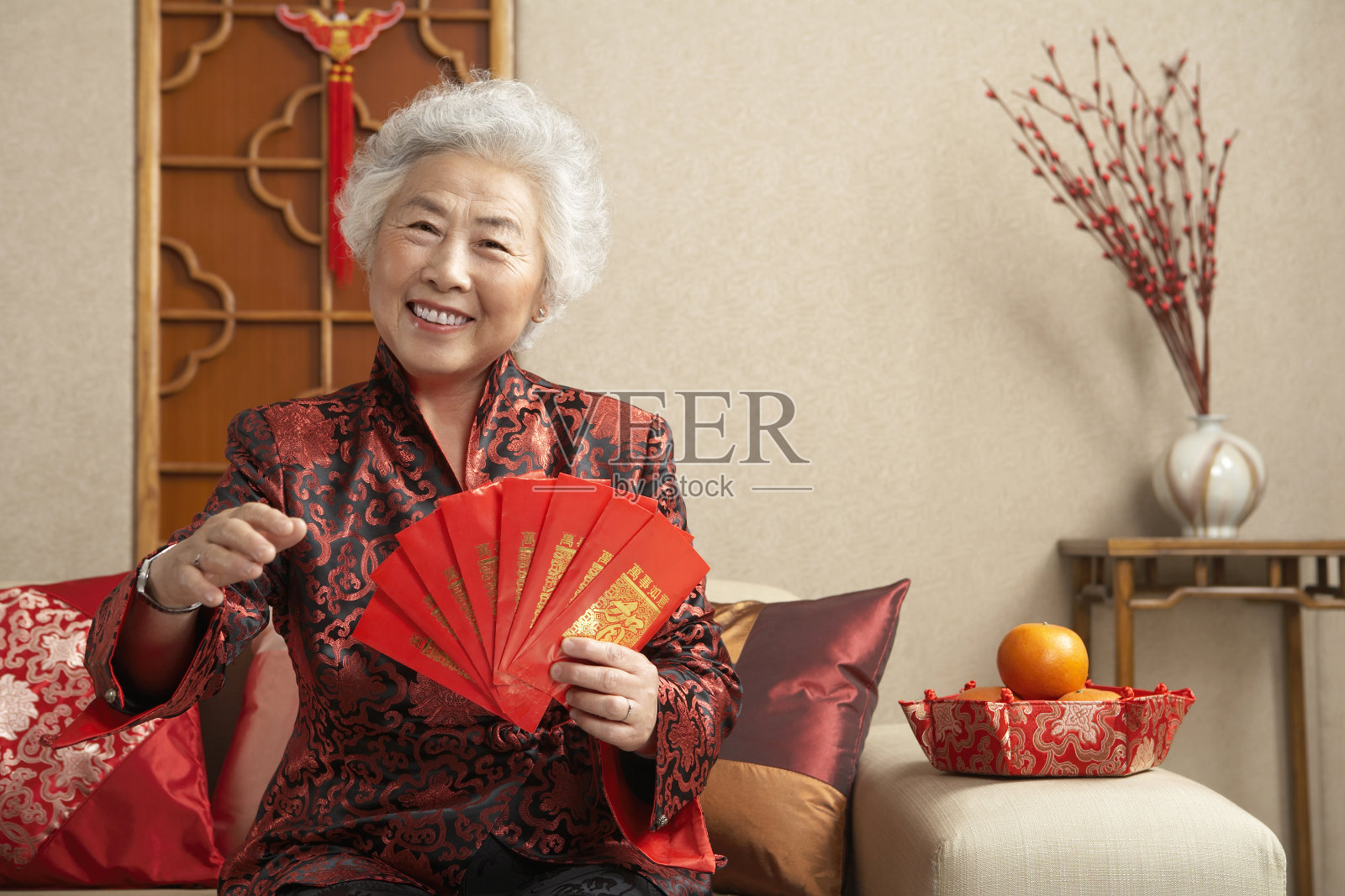老年女子与红包照片摄影图片