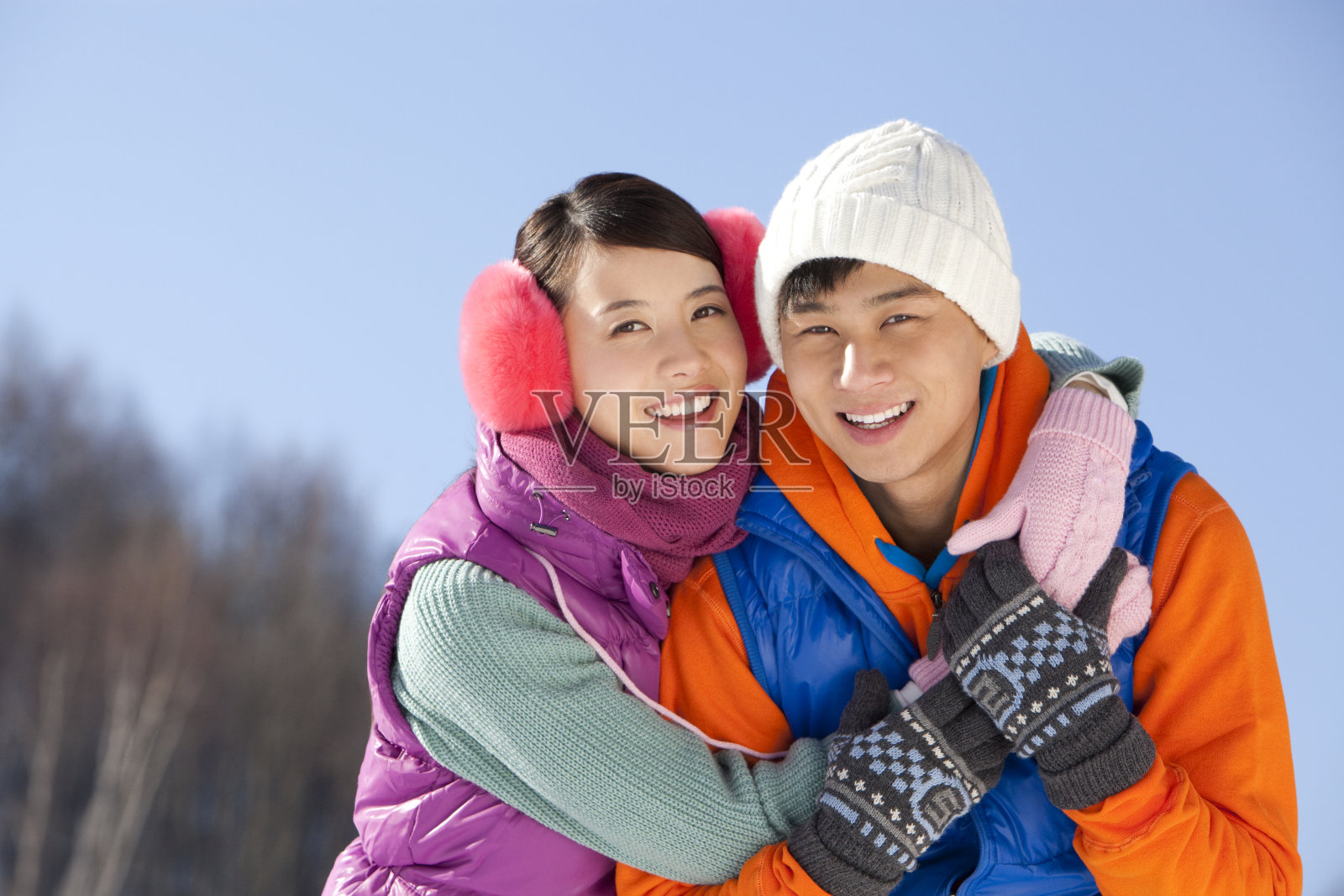 年轻情侣在滑雪场照片摄影图片