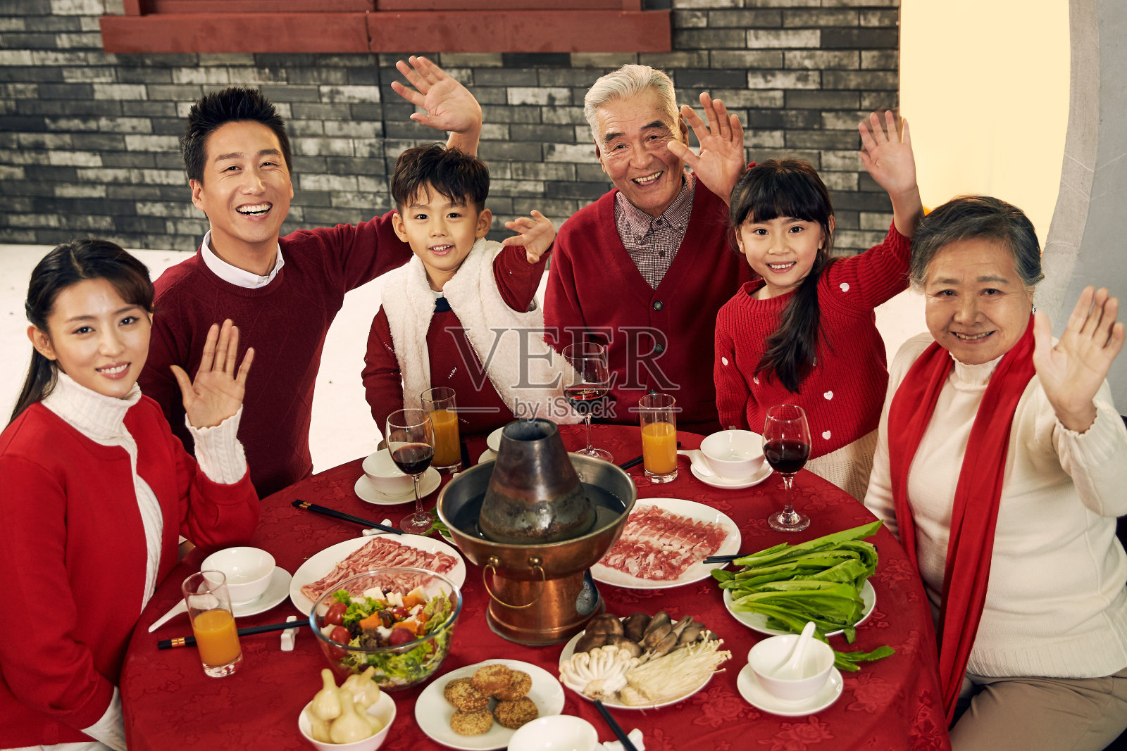 幸福家庭吃团圆饭照片摄影图片