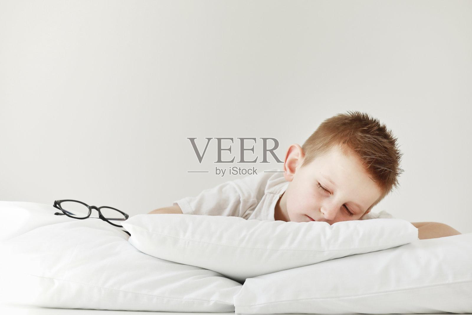 五颜六色的场景，男孩在床上做梦插画图片素材_ID:310502962-Veer图库