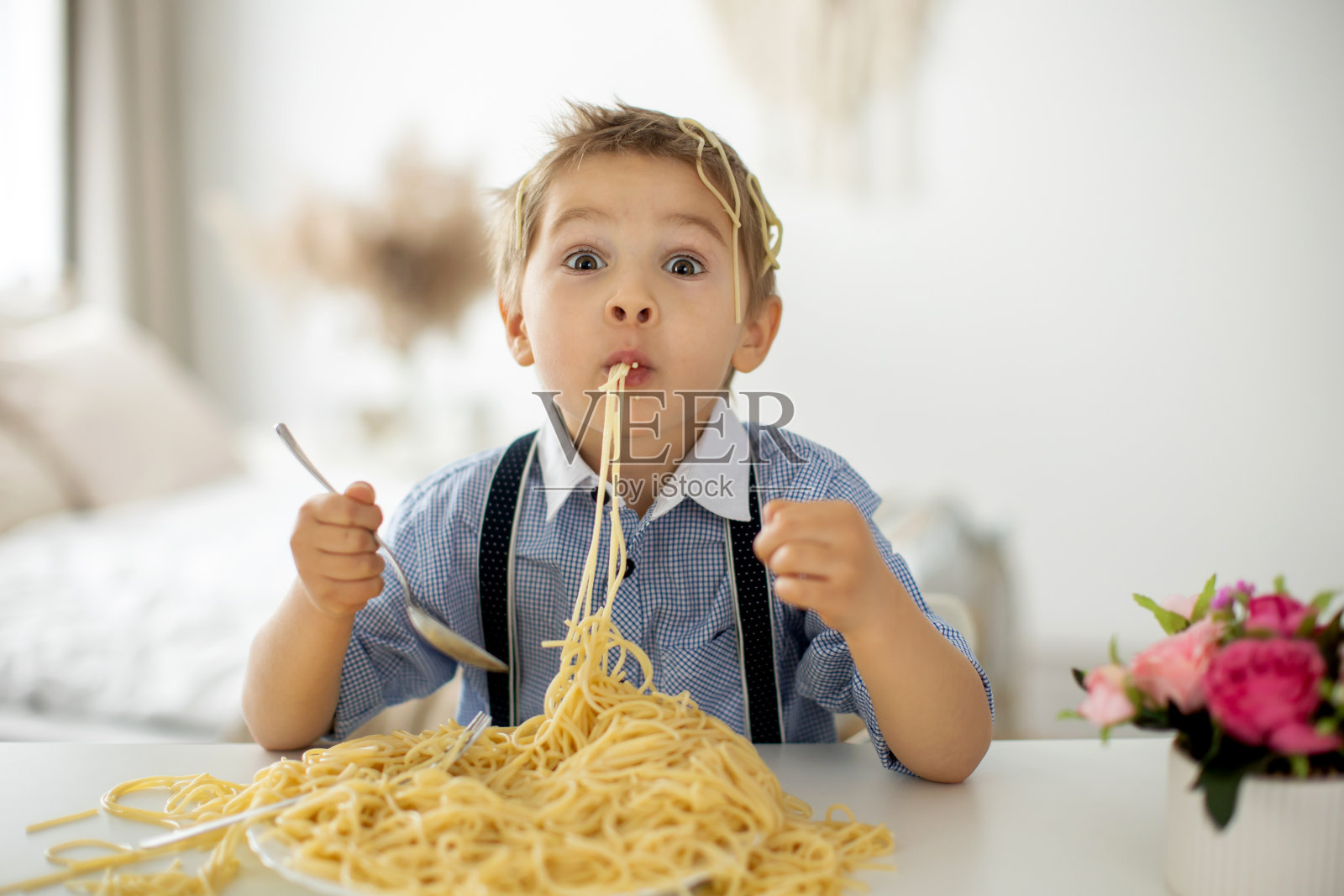 在木质桌上叉子在意大利面食意大利面图片下载 - 觅知网