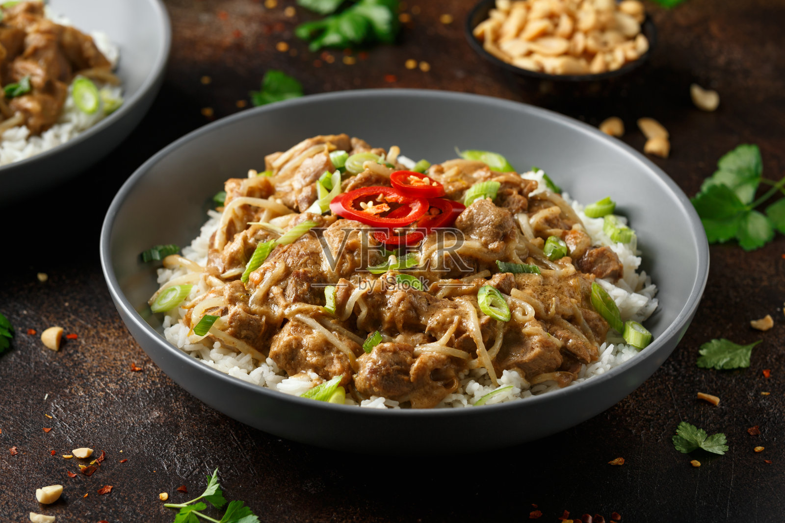 泰式花生猪肉配豆芽米饭。亚洲食物照片摄影图片