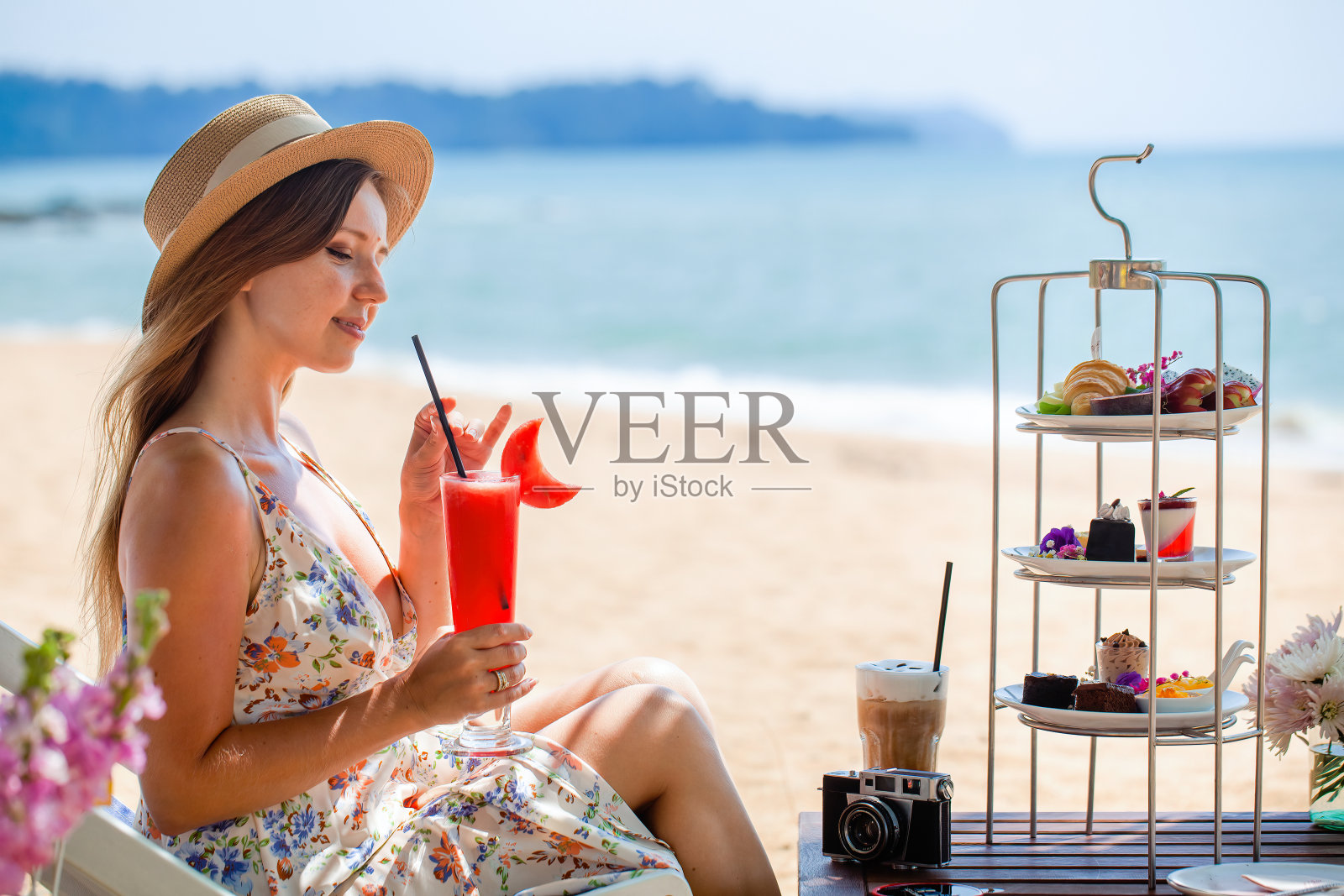暑假。热带假期的旅行女性，享受新鲜的西瓜奶昔照片摄影图片