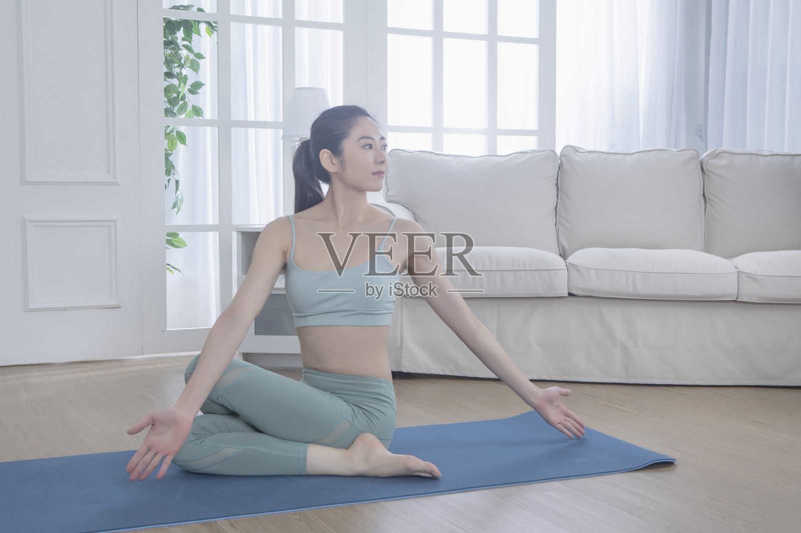 美女坐姿侧伸展瑜珈姿势照片摄影图片_ID:421329602-Veer图库