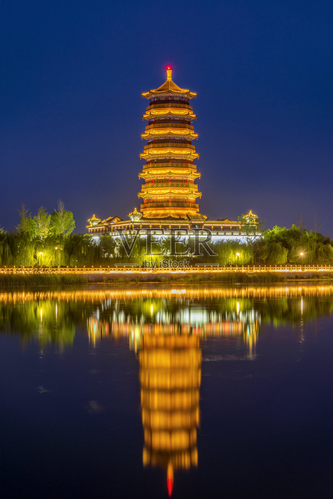 中国山东省淄博市孝妇河湿地公园齐风塔夜景照片摄影图片