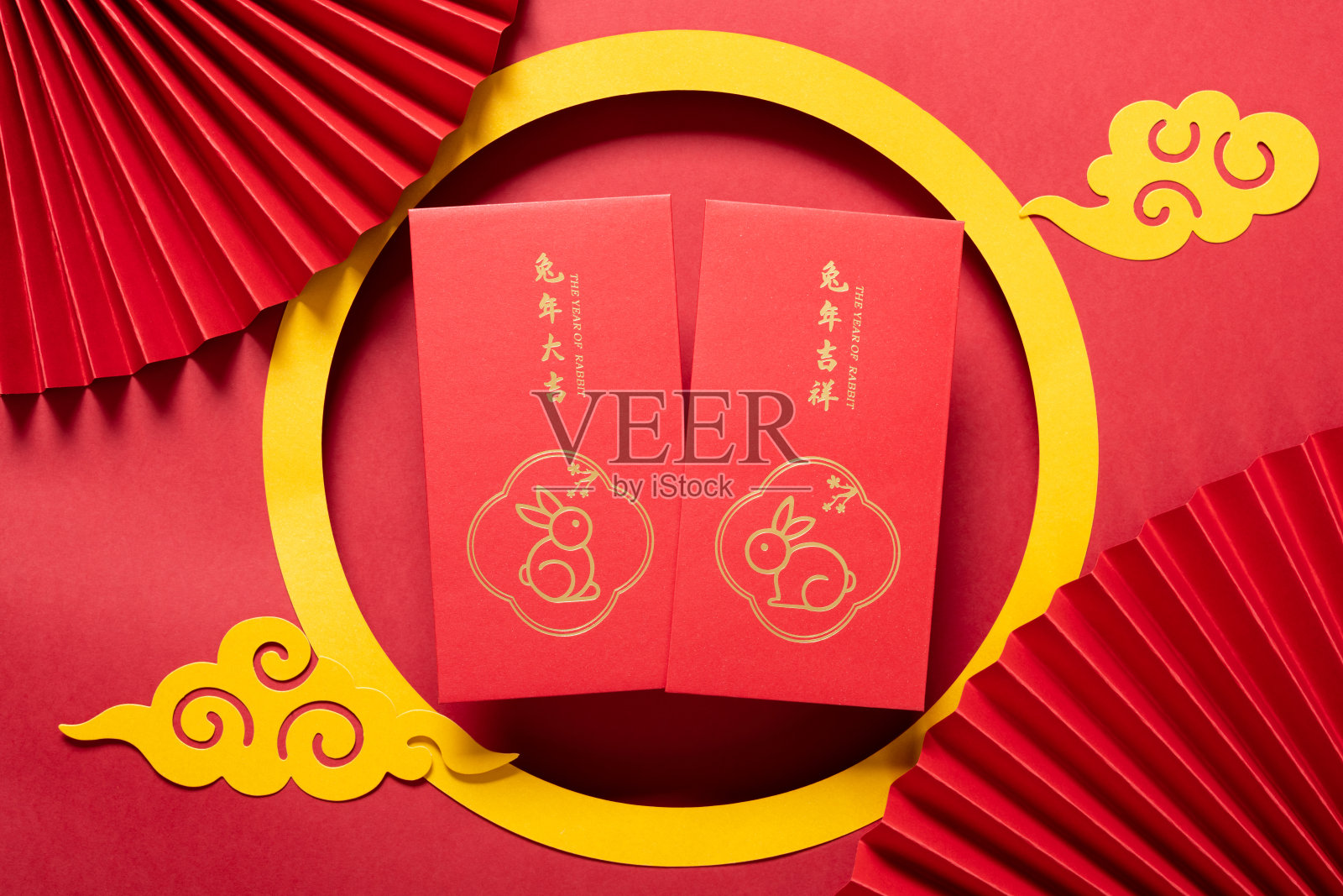 中国兔年的红色口袋与传统的中国装饰品在水平组成翻译的中文字是新年好运没有标志没有商标照片摄影图片
