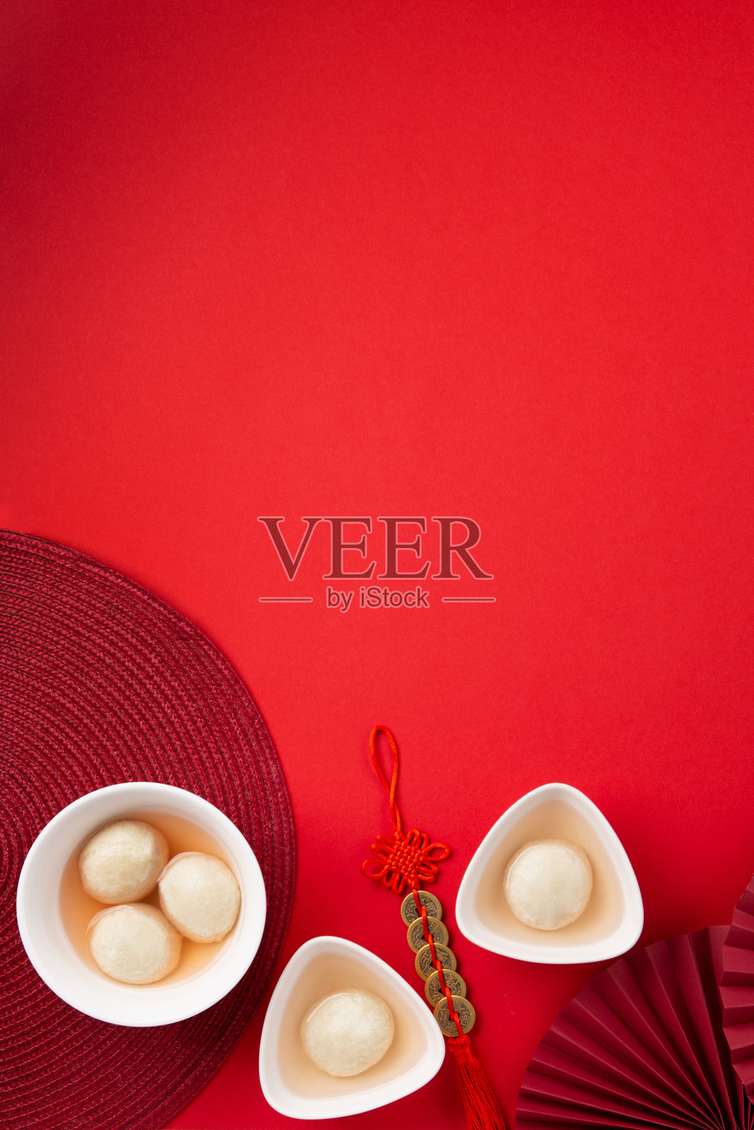 中国农历新年概念。红桌上的甜汤圆照片摄影图片