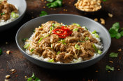 泰式花生猪肉配豆芽米饭。亚洲食物摄影图片