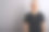 工作室拍摄的成熟英俊的秃头男子对灰色的背景素材图片