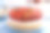 蓝色木质背景的自制草莓芝士蛋糕。素材图片