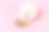 矮人毛茸茸的仓鼠吃谷物在粉红色的背景俯视图，复制空间。素材图片