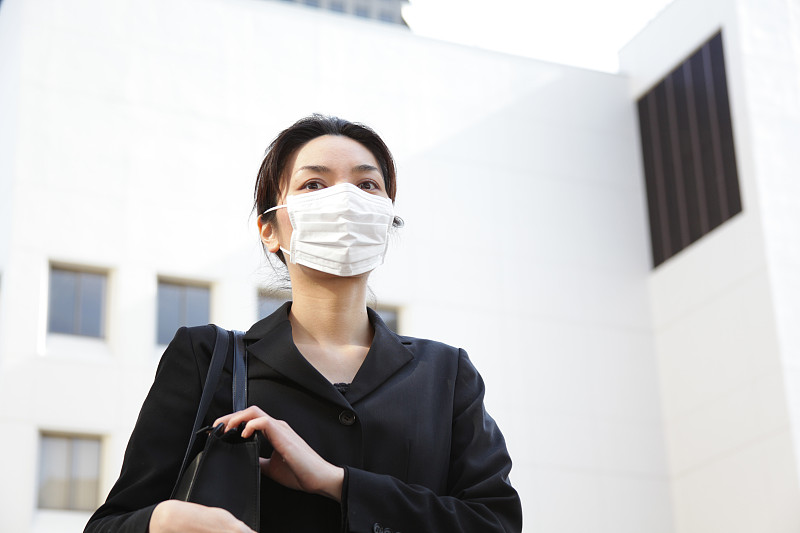 戴口罩的东京职场女性图片下载