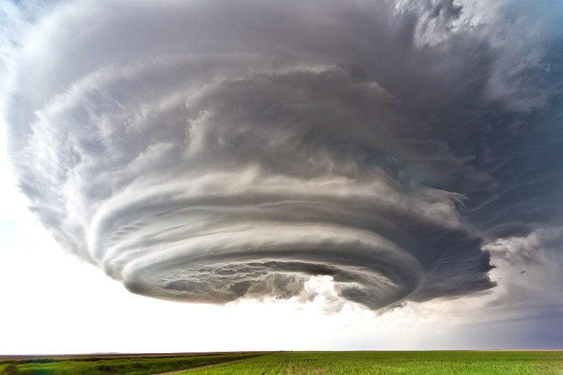 美国平原上的龙卷风超级单体图片下载