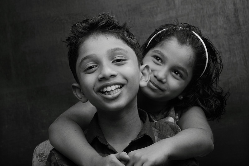 一个快乐的男孩和女孩的黑白肖像图片素材