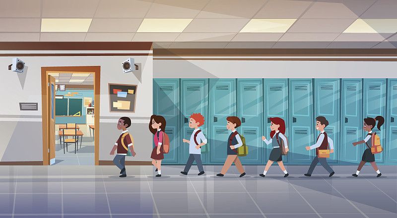 一组学生走在学校走廊到教室，混合种族学生图片下载