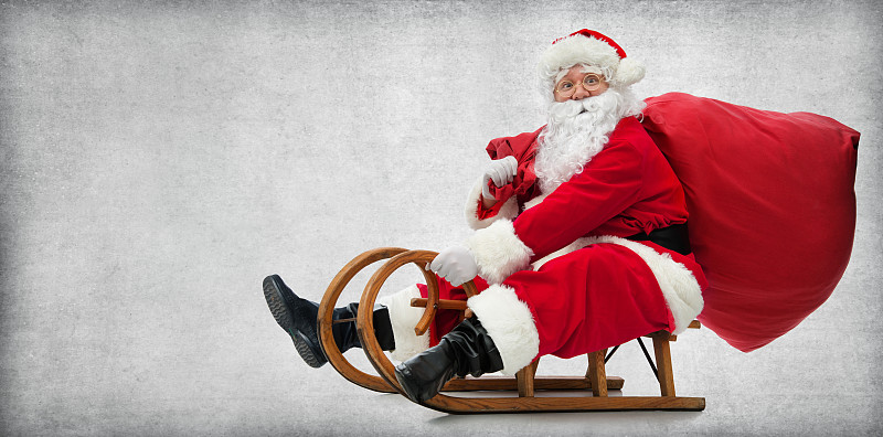 圣诞老人坐在雪橇上图片下载