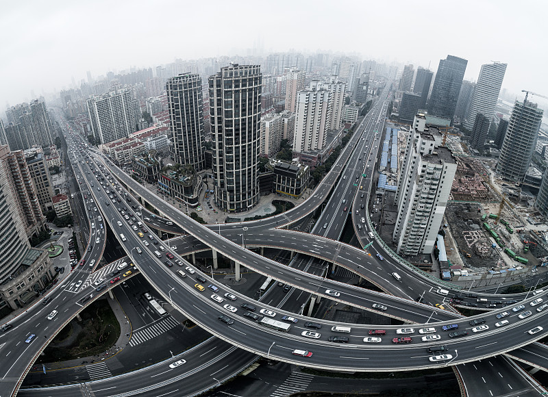 多云天气城市公路和立交桥鸟瞰图图片素材